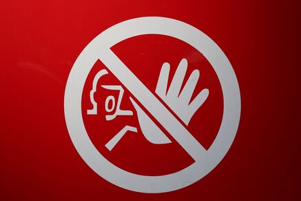 Pixabay | ID: 2854067 | Tags: schild, verbot, stopp | User: betexion | URL: https://pixabay.com/de/photos/schild-verbot-stopp-halt-warnung-2854067/